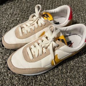 NIKE Daybreak Lace Up Athletic Shoe Women’s Size 8 - Beige & White
